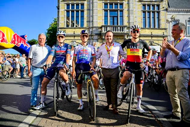 Na-Tourcriterium Roeselare - 28 07 2026 ROESELARE, BELGIUM - JULY 28 : Lucien Van Impe, Herregodts Rune (BEL) of UAE Team Emirates XRG, Merlier Tim (BEL) of Soudal Quick Step, Evenepoel Remco (BEL) of Red Bull BORA Hansgrohe before the start of the race during the post Tour de France criterium of Roeselare on July 28, 2026 in Roeselare, Belgium, 28 07 2026 Roeselare Belgium  Copyright: xJanxDexMeuleneirx