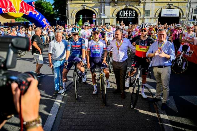 Na-Tourcriterium Roeselare - 28 07 2026 ROESELARE, BELGIUM - JULY 28 : Lucien Van Impe, Herregodts Rune (BEL) of UAE Team Emirates XRG, Merlier Tim (BEL) of Soudal Quick Step, Evenepoel Remco (BEL) of Red Bull BORA Hansgrohe before the start of the race during the post Tour de France criterium of Roeselare on July 28, 2026 in Roeselare, Belgium, 28 07 2026 Roeselare Belgium  Copyright: xJanxDexMeuleneirx