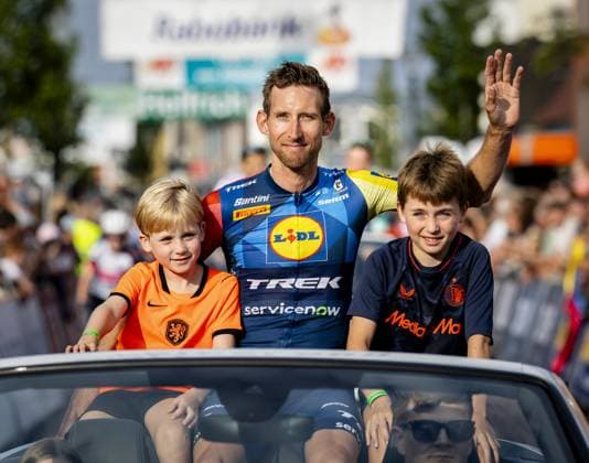 SURHUISTERVEEN - Bauke Mollema with his children during a lap of honor before the 44th Profronde van Surhuisterveen. SEM VAN DER WAL ANP xVIxANPxSportx xxANPxIVx 564471876 originalFilename: 564471876.jpg