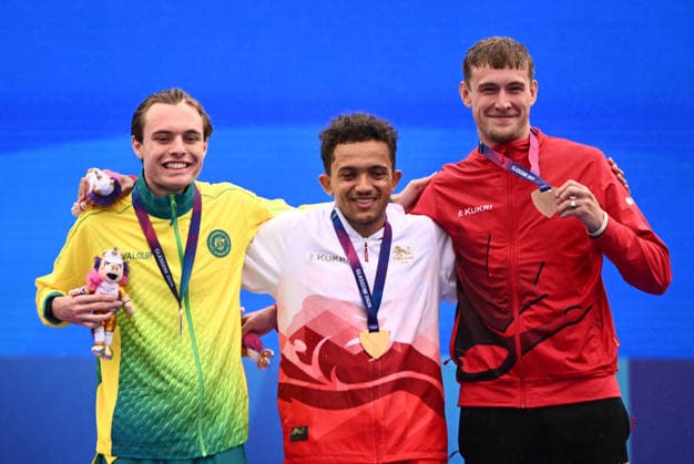 COM26 ATHLETICS, Silver medalist Ullrich Muller of Australia , gold medalist Thomas Young of England and Zachary Gingras of Canada during the Mens 100m T38 Medal Ceremony during the Mens 100m Semi-Finals during the Glasgow 2026 Commonwealth Games at Scotstoun Stadium in Glasgow, Scotland, Tuesday, July 28, 2026. ( NO ARCHIVING, EDITORIAL USE ONLY Glasgow United Kingdom  Copyright: xJOELxCARRETTx 20260729124999079937