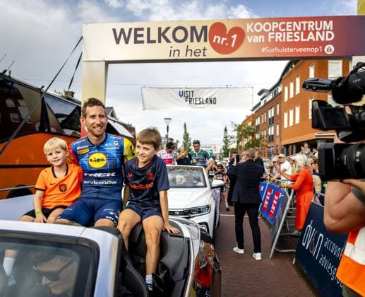 SURHUISTERVEEN - Bauke Mollema with his children during a lap of honor before the 44th Profronde van Surhuisterveen. SEM VAN DER WAL ANP xVIxANPxSportx xxANPxIVx 564474434 originalFilename: 564474434.jpg