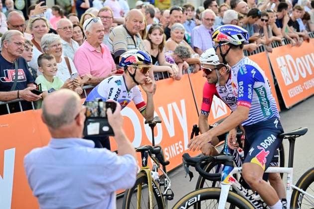 Na-Tourcriterium Roeselare - 28 07 2026 ROESELARE, BELGIUM - JULY 28 : Evenepoel Remco (BEL) of Red Bull BORA Hansgrohe, Vermeersch Gianni (BEL) of Red Bull BORA Hansgrohe, race stopped due to an incident during the post Tour de France criterium of Roeselare on July 28, 2026 in Roeselare, Belgium, 28 07 2026 Roeselare Belgium  Copyright: xJanxDexMeuleneirx