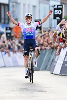 Na-Tourcriterium Roeselare - 28 07 2026 ROESELARE, BELGIUM - JULY 28 : Evenepoel Remco (BEL) of Red Bull BORA Hansgrohe celebrating his victory during the post Tour de France criterium of Roeselare on July 28, 2026 in Roeselare, Belgium, 28 07 2026 Roeselare Belgium  Copyright: xJanxDexMeuleneirx