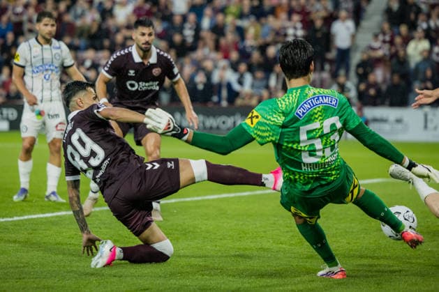 SOCCER - UEFA CL, Hearts vs Sturm EDINBURGH,SCOTLAND,28.JUL.26 - SOCCER - UEFA Champions League, qualification, Heart of Midlothian FC vs SK Sturm Graz. Image shows Alexandros Kyziridis (Hearts) and Daniil Khudiakov (Sturm).  GEPAxpictures xMatthiasxTrinkl