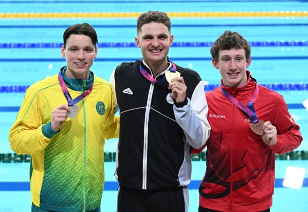 COM26 SWIMMING, Gold medalist Lewis Clareburt of New Zealand, Silver medalist William Petric of Australia and Bronze medalist Lorne Wigginton of Canada pose for a photo following the Men s 400m Individual Medley Medal Ceremony during the Glasgow 2026 Commonwealth Games at the Tollcross International Swimming Centre in Glasgow, Scotland, Tuesday, July 28, 2026. ( NO ARCHIVING, EDITORIAL USE ONLY Glasgow Scotland United Kingdom  Copyright: xDEANxLEWINSx 20260729179424586078