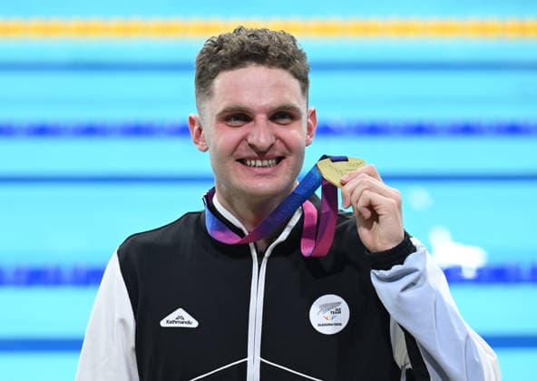 COM26 SWIMMING, Gold medalist Lewis Clareburt of New Zealand reacts following the Men s 400m Individual Medley Medal Ceremony during the Glasgow 2026 Commonwealth Games at the Tollcross International Swimming Centre in Glasgow, Scotland, Tuesday, July 28, 2026. ( NO ARCHIVING, EDITORIAL USE ONLY Glasgow Scotland United Kingdom  Copyright: xDEANxLEWINSx 20260729183154785926