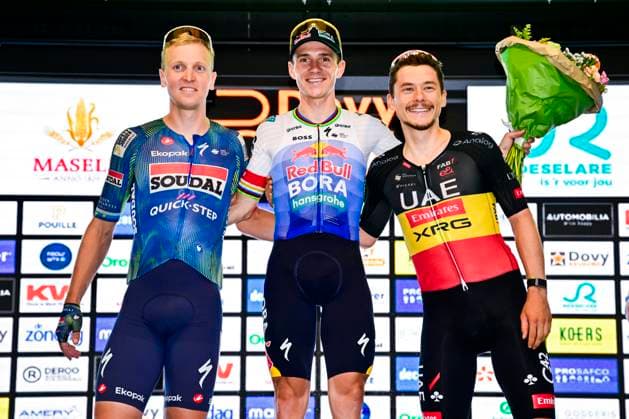 Na-Tourcriterium Roeselare - 28 07 2026 ROESELARE, BELGIUM - JULY 28 : Evenepoel Remco (BEL) of Red Bull BORA Hansgrohe, Herregodts Rune (BEL) of UAE Team Emirates XRG, Merlier Tim (BEL) of Soudal Quick Step on the podium during the post Tour de France criterium of Roeselare on July 28, 2026 in Roeselare, Belgium, 28 07 2026 Roeselare Belgium  Copyright: xJanxDexMeuleneirx