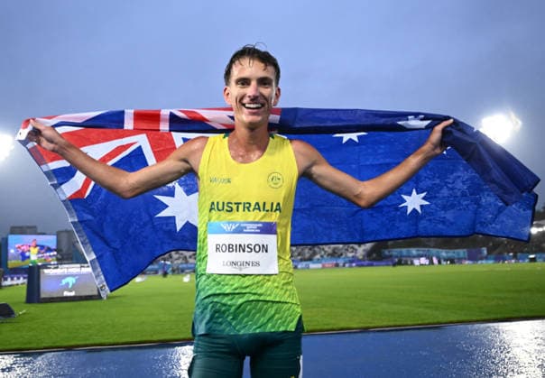 COM26 ATHLETICS, Gold medalist Ky Robinson of Australia celebrates after winning the Men s 10,000 Metres Final during the Glasgow 2026 Commonwealth Games at Scotstoun Stadium in Glasgow, Scotland, Tuesday, July 28, 2026. ( NO ARCHIVING, EDITORIAL USE ONLY Glasgow United Kingdom  Copyright: xJOELxCARRETTx 20260729124998109913