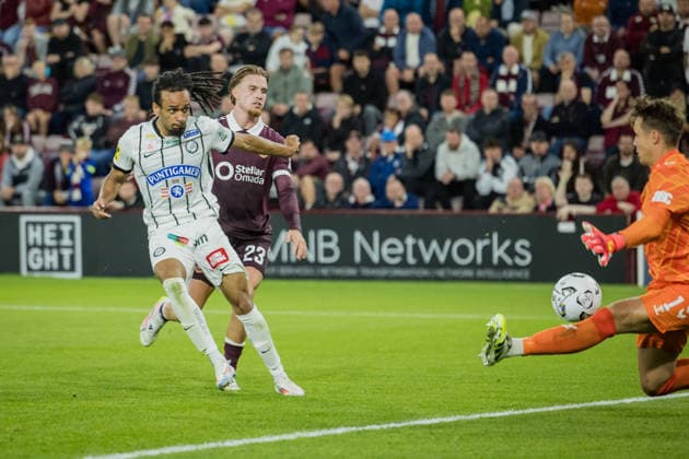 SOCCER - UEFA CL, Hearts vs Sturm EDINBURGH,SCOTLAND,28.JUL.26 - SOCCER - UEFA Champions League, qualification, Heart of Midlothian FC vs SK Sturm Graz. Image shows Emran Soglo (Sturm) and Alexander Schwolow (Hearts). Keywords: goal.  GEPAxpictures xMatthiasxTrinkl