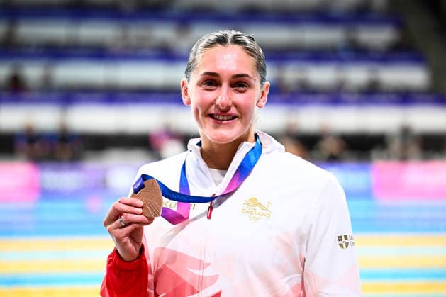 Glasgow 2026 Commonwealth Games Picture by Olly Hassell SWpix.com - 28 07 2026 - Glasgow 2026 Commonwealth Games - Swimming and Para-Swimming - Tollcross International Swimming, Glasgow, Scotland - Women s 50m Breaststroke Final - Imogen Clark of England with her Bronze Medal Copyright: x xSWpix.comx(t axPhotographyxHubxLtd)xOllyxHassell SWpix.comx SWP-3418-0076