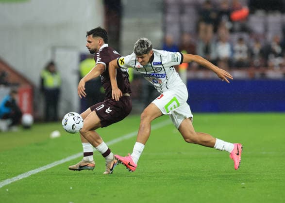 Heart of Midlothian v SK Sturm Graz UEFA Champions League Jacob Peter Hödl of SK Sturm Graz (right) competes for the ball with Cl‡udio Braga of Heart of Midlothian during the UEFA Champions League Second Qualifying Round Second Leg match at Tynecastle Park, Edinburgh 28 07 2026 UK Newspapers OUT Copyright: xFredxPalmerx FIL-23686-0084