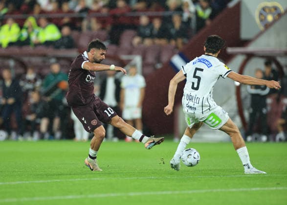 Heart of Midlothian v SK Sturm Graz UEFA Champions League Cl‡udio Braga of Heart of Midlothian (left) shoots under pressure from Albert Vallci of SK Sturm Graz during the UEFA Champions League Second Qualifying Round Second Leg match at Tynecastle Park, Edinburgh 28 07 2026 UK Newspapers OUT Copyright: xFredxPalmerx FIL-23686-0089