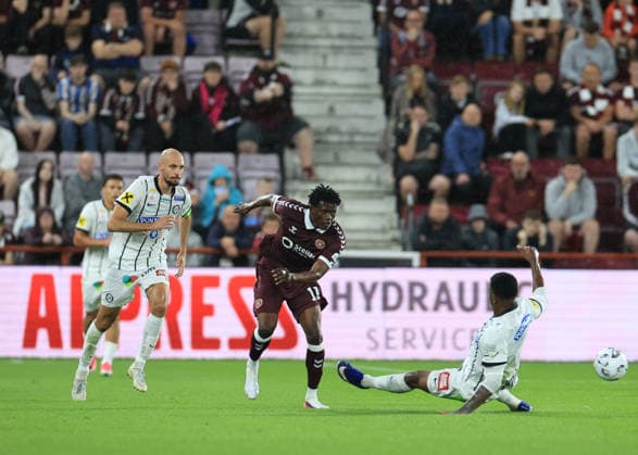 Heart of Midlothian v SK Sturm Graz UEFA Champions League Pierre Landry KaborŽ of Heart of Midlothian (middle) passes under pressure from Jeyland Mitchell of SK Sturm Graz (right) during the UEFA Champions League Second Qualifying Round Second Leg match at Tynecastle Park, Edinburgh 28 07 2026 UK Newspapers OUT Copyright: xFredxPalmerx FIL-23686-0096