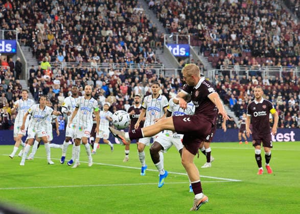 Heart of Midlothian v SK Sturm Graz UEFA Champions League Harry Milne of Heart of Midlothian crosses the ball during the UEFA Champions League Second Qualifying Round Second Leg match at Tynecastle Park, Edinburgh 28 07 2026 UK Newspapers OUT Copyright: xFredxPalmerx FIL-23686-0112
