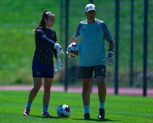 28.07.2026, SUI, Fussball, Frauen, Testspiel, Saison 2026 2027, FC Zürich vs. SC Freiburg Riana Gmür (21, FC Zürich, li.) und Andreas Kohler (Goalietrainer, FC Zürich) beim Aufwärmen Foto: Urs Ottiger IMAGO Kerenzerberg Sportzentrum Kerenzerberg Zürich Switzerland *** July 28, 2026, SUI, Soccer, Women, Friendly Match, 2026–2027 Season, FC Zurich vs. SC Freiburg: Riana Gmür, 21, FC Zurich (left), and Andreas Kohler, goalkeeper coach, FC Zurich, warming up. Photo by Urs Ottiger, IMAGO. Kerenzerberg Sports Center, Kerenzerberg, Zurich, Switzerland