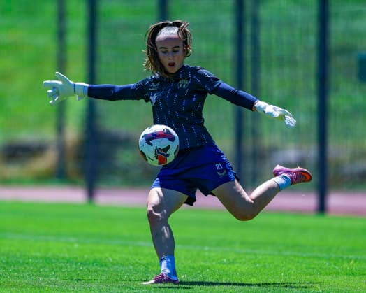 28.07.2026, SUI, Fussball, Frauen, Testspiel, Saison 2026 2027, FC Zürich vs. SC Freiburg Riana Gmür (21, FC Zürich) beim Aufwärmen Foto: Urs Ottiger IMAGO Kerenzerberg Sportzentrum Kerenzerberg Zürich Switzerland *** July 28, 2026, SUI, Soccer, Women s, Friendly Match, 2026–2027 Season, FC Zurich vs. SC Freiburg, Riana Gmür, 21, FC Zurich warming up. Photo by Urs Ottiger, IMAGO, Kerenzerberg Sports Center, Kerenzerberg, Zurich, Switzerland