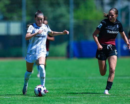 28.07.2026, SUI, Fussball, Frauen, Testspiel, Saison 2026 2027, FC Zürich vs. SC Freiburg Luisa Blumenthal (29, FC Zürich, li.) im Laufduell mit Maj Schneider (15, SC Freiburg) Foto: Urs Ottiger IMAGO Kerenzerberg Sportzentrum Kerenzerberg Zürich Switzerland *** July 28, 2026, SUI, Soccer, Women, Friendly Match, 2026–2027 Season, FC Zurich vs. SC Freiburg: Luisa Blumenthal (29), FC Zurich, on the left in a footrace with Maj Schneider (15), SC Freiburg. Photo by Urs Ottiger, IMAGO. Kerenzerberg Sports Center, Kerenzerberg, Zurich, Switzerland