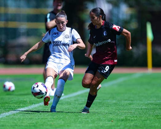 28.07.2026, SUI, Fussball, Frauen, Testspiel, Saison 2026 2027, FC Zürich vs. SC Freiburg Luisa Blumenthal (29, FC Zürich, li.) im Zweikampf mit Sabah Seghir (9, SC Freiburg) Foto: Urs Ottiger IMAGO Kerenzerberg Sportzentrum Kerenzerberg Zürich Switzerland *** July 28, 2026, SUI, Soccer, Women, Friendly Match, 2026–2027 Season, FC Zurich vs. SC Freiburg: Luisa Blumenthal (29), FC Zurich, left, in a tackle with Sabah Seghir (9), SC Freiburg. Photo by Urs Ottiger, IMAGO. Kerenzerberg Sports Center, Kerenzerberg, Zurich, Switzerland