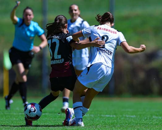 28.07.2026, SUI, Fussball, Frauen, Testspiel, Saison 2026 2027, FC Zürich vs. SC Freiburg Emma Memminger (32, SC Freiburg) im Zweikampf mit Amelie Schuster (8, FC Zürich) Foto: Urs Ottiger IMAGO Kerenzerberg Sportzentrum Kerenzerberg Zürich Switzerland *** July 28, 2026, SUI, Soccer, Women, Friendly Match, 2026–2027 Season, FC Zurich vs. SC Freiburg: Emma Memminger (32) of SC Freiburg in a tackle with Amelie Schuster (8) of FC Zurich. Photo by Urs Ottiger, IMAGO. Kerenzerberg Sports Center, Kerenzerberg, Zurich, Switzerland