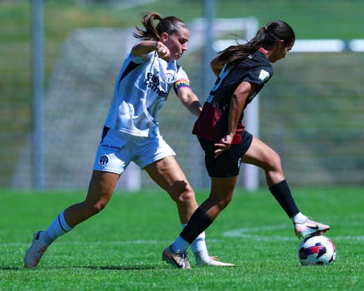 28.07.2026, SUI, Fussball, Frauen, Testspiel, Saison 2026 2027, FC Zürich vs. SC Freiburg Emma Memminger (32, SC Freiburg, re.) im Zweikampf mit Luisa Blumenthal (29, FC Zürich) Foto: Urs Ottiger IMAGO Kerenzerberg Sportzentrum Kerenzerberg Zürich Switzerland *** July 28, 2026, SUI, Soccer, Women, Friendly Match, 2026–2027 Season, FC Zurich vs. SC Freiburg: Emma Memminger (32), SC Freiburg, on the right in a tackle with Luisa Blumenthal (29), FC Zurich. Photo by Urs Ottiger, IMAGO. Kerenzerberg Sports Center, Kerenzerberg, Zurich, Switzerland