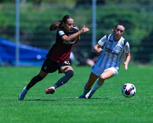 28.07.2026, SUI, Fussball, Frauen, Testspiel, Saison 2026 2027, FC Zürich vs. SC Freiburg Emma Memminger (32, SC Freiburg, li.) im Zweikampf mit Luisa Blumenthal (29, FC Zürich) Foto: Urs Ottiger IMAGO Kerenzerberg Sportzentrum Kerenzerberg Zürich Switzerland *** July 28, 2026, SUI, Soccer, Women, Friendly Match, 2026–2027 Season, FC Zurich vs. SC Freiburg: Emma Memminger (32), SC Freiburg, left, in a tackle with Luisa Blumenthal (29), FC Zurich. Photo by Urs Ottiger, IMAGO. Kerenzerberg Sports Center, Kerenzerberg, Zurich, Switzerland