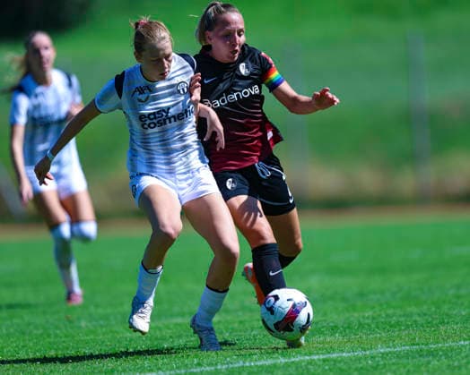 28.07.2026, SUI, Fussball, Frauen, Testspiel, Saison 2026 2027, FC Zürich vs. SC Freiburg Marlene Wild (30, FC Zürich, li.) im Zweikampf mit Lisa Karl (2, SC Freiburg) Foto: Urs Ottiger IMAGO Kerenzerberg Sportzentrum Kerenzerberg Zürich Switzerland *** July 28, 2026, SUI, Soccer, Women, Friendly Match, 2026–2027 Season, FC Zurich vs. SC Freiburg Marlene Wild 30, FC Zurich, left, in a tackle with Lisa Karl 2, SC Freiburg Photo: Urs Ottiger IMAGO Kerenzerberg Sports Center Kerenzerberg Zurich Switzerland