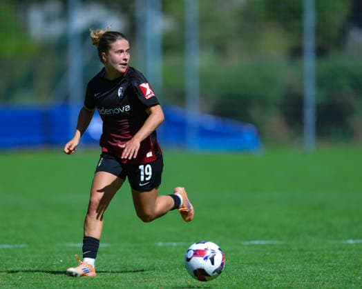 28.07.2026, SUI, Fussball, Frauen, Testspiel, Saison 2026 2027, FC Zürich vs. SC Freiburg Nia Szenk (19, SC Freiburg) Foto: Urs Ottiger IMAGO Kerenzerberg Sportzentrum Kerenzerberg Zürich Switzerland *** July 28, 2026, SUI, Soccer, Women s, Friendly Match, 2026–2027 Season, FC Zurich vs. SC Freiburg, Nia Szenk, 19, SC Freiburg, Photo by Urs Ottiger, IMAGO, Kerenzerberg Sports Center, Kerenzerberg, Zurich, Switzerland
