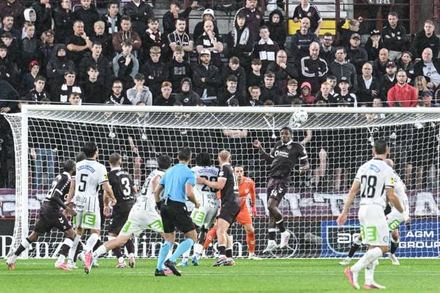 Heart of Midlothian v SK Sturm Graz UEFA Champions League Malachi Fagan-Walcott of Heart of Midlothian headers the ball away as fans of Heart of Midloathian nervously watch on during the UEFA Champions League Second Qualifying Round Second Leg match at Tynecastle Park, Edinburgh 28 07 2026 UK Newspapers OUT Copyright: xJamiexJohnstonx FIL-23685-0107