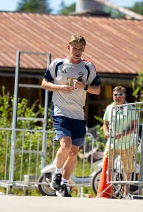 28.07.2026, Fussball Bundesliga 2026 2027, Trainingslager FC Bayern München in Rottach-Egern am Tegernsee (Bayern). Sportdirektor Christoph Freund (Bayern München) kommt joggend zum Trainingsplatz gelaufen. *** July 28, 2026, 2026–2027 Bundesliga, FC Bayern Munich training camp in Rottach-Egern on Lake Tegernsee, Bayern Sports Director Christoph Freund, Bayern Munich players jogging to the training field