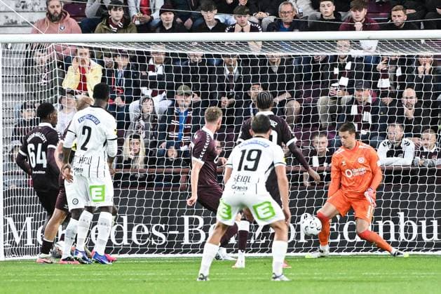 Heart of Midlothian v SK Sturm Graz UEFA Champions League Alexander Schwolow of Heart of Midlothian makes a save during the UEFA Champions League Second Qualifying Round Second Leg match at Tynecastle Park, Edinburgh 28 07 2026 UK Newspapers OUT Copyright: xJamiexJohnstonx FIL-23685-0134