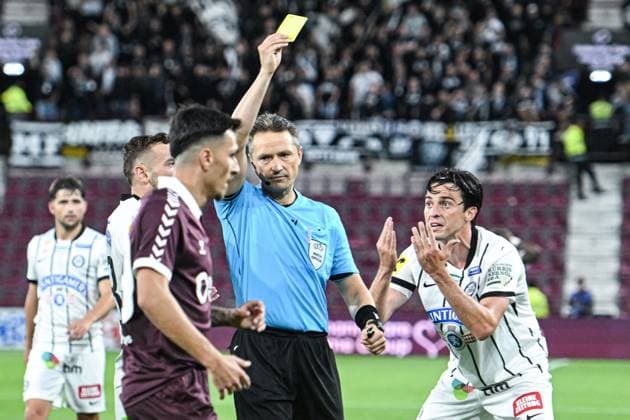 Heart of Midlothian v SK Sturm Graz UEFA Champions League Albert Vallci of SK Sturm Graz is shown a yellow card by the match referee during the UEFA Champions League Second Qualifying Round Second Leg match at Tynecastle Park, Edinburgh 28 07 2026 UK Newspapers OUT Copyright: xJamiexJohnstonx FIL-23685-0172
