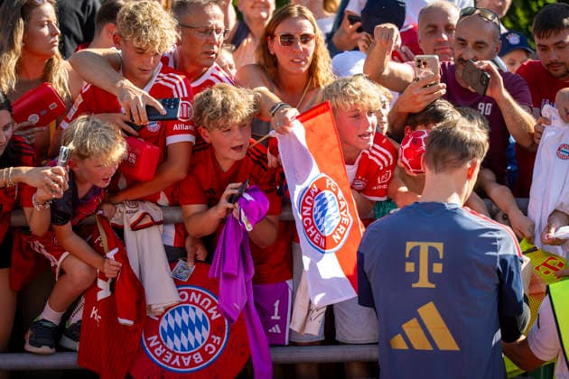 28.07.2026, Fussball Bundesliga 2026 2027, Trainingslager FC Bayern München in Rottach-Egern am Tegernsee (Bayern). Nach dem Training steht Torwart Manuel Neuer (FC Bayern München) noch für die Fans für Autogramme zur Verfügung. *** July 28, 2026, 2026–2027 Bundesliga, FC Bayern Munich training camp in Rottach-Egern on Lake Tegernsee, Bavaria. After practice, FC Bayern Munich goalkeeper Manuel Neuer is still available to sign autographs for the fans.