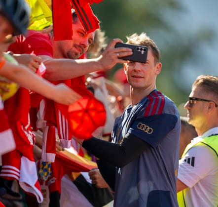28.07.2026, Fussball Bundesliga 2026 2027, Trainingslager FC Bayern München in Rottach-Egern am Tegernsee (Bayern). Nach dem Training steht Torwart Manuel Neuer (FC Bayern München) noch für die Fans für Autogramme zur Verfügung. *** July 28, 2026, 2026–2027 Bundesliga, FC Bayern Munich training camp in Rottach-Egern on Lake Tegernsee, Bavaria. After practice, FC Bayern Munich goalkeeper Manuel Neuer is still available to sign autographs for the fans.