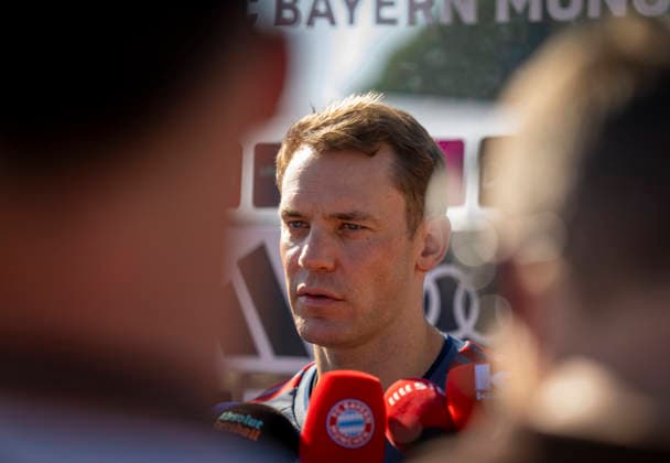 28.07.2026, Fussball Bundesliga 2026 2027, Trainingslager FC Bayern München in Rottach-Egern am Tegernsee (Bayern). Nach dem Training steht Torwart Manuel Neuer (FC Bayern München) noch für die Medien zu Interviews zur Verfügung. *** July 28, 2026, 2026–2027 Bundesliga, FC Bayern Munich training camp in Rottach-Egern on Lake Tegernsee, Bavaria. After practice, FC Bayern Munich goalkeeper Manuel Neuer is still available to the media for interviews.