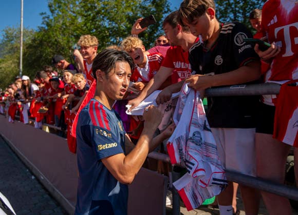 28.07.2026, Fussball Bundesliga 2026 2027, Trainingslager FC Bayern München in Rottach-Egern am Tegernsee (Bayern). Nach dem Training steht Hiroki Ito (FC Bayern München) noch für die Medien zu Interviews zur Verfügung. *** July 28, 2026, 2026–2027 Bundesliga, FC Bayern Munich training camp in Rottach Egern on Lake Tegernsee, Bavaria. After practice, Hiroki Ito of FC Bayern Munich is still available to the media for interviews.