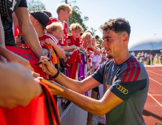 28.07.2026, Fussball Bundesliga 2026 2027, Trainingslager FC Bayern München in Rottach-Egern am Tegernsee (Bayern). Nach dem Training steht Aleksandar Pavlovic (Bayern München) noch für die Medien zu Interviews zur Verfügung. *** July 28, 2026, 2026–2027 Bundesliga, FC Bayern Munich training camp in Rottach Egern on Lake Tegernsee, Bavaria. After practice, Aleksandar Pavlovic of FC Bayern Munich is still available to the media for interviews.