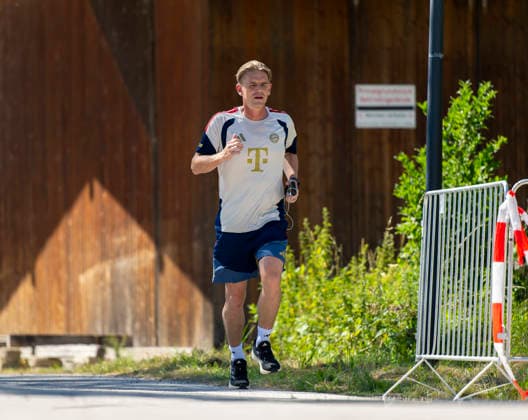 28.07.2026, Fussball Bundesliga 2026 2027, Trainingslager FC Bayern München in Rottach-Egern am Tegernsee (Bayern). Sportdirektor Christoph Freund (Bayern München) kommt joggend zum Trainingsplatz gelaufen. *** July 28, 2026, 2026–2027 Bundesliga, FC Bayern Munich training camp in Rottach Egern on Lake Tegernsee, Bayern Sports Director Christoph Freund, Bayern Munich players jogging to the training field