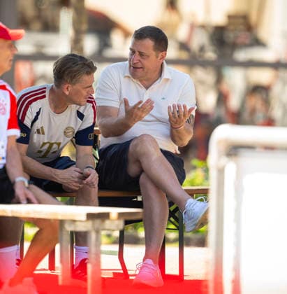 28.07.2026, Fussball Bundesliga 2026 2027, Trainingslager FC Bayern München in Rottach-Egern am Tegernsee (Bayern). Bayerns Sportliche Vereinsführung am Rand auf einer Bank, v.li: Sportdirektor Christoph Freund (Bayern München) und Sportvorstand Max Eberl (Bayern München) im Gespräch vertieft. *** July 28, 2026, 2026–2027 Bundesliga, FC Bayern Munich training camp in Rottach-Egern on Lake Tegernsee, Bavaria. Bayern Munich’s sports management team sitting on a bench at the edge of the field; from left: Sporting Director Christoph Freund of Bayern Munich and Executive Director of Sports Max Eberl of Bayern Munich, deep in conversation.