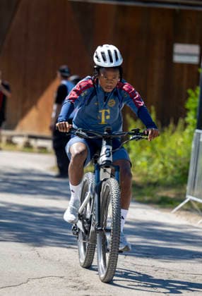 28.07.2026, Fussball Bundesliga 2026 2027, Trainingslager FC Bayern München in Rottach-Egern am Tegernsee (Bayern). Die Spieler fahren mit Fahrrädern zum Trainingsplatz, hier Wisdom Mike (FC Bayern München) *** July 28, 2026, 2026–2027 Bundesliga, FC Bayern Munich training camp in Rottach-Egern on Lake Tegernsee, Bavaria. The players ride bicycles to the training field; here is Wisdom Mike of FC Bayern Munich.