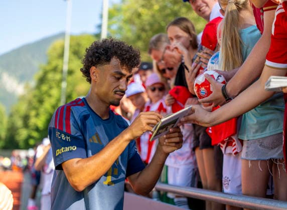 28.07.2026, Fussball Bundesliga 2026 2027, Trainingslager FC Bayern München in Rottach-Egern am Tegernsee (Bayern). Nach dem Training steht Neuzugang Nathaniel Brown (Bayern München) noch für die Fans für Autogramme zur Verfügung. *** July 28, 2026, 2026–2027 Bundesliga, FC Bayern Munich training camp in Rottach-Egern on Lake Tegernsee, Bavaria. After practice, new signing Nathaniel Brown of FC Bayern Munich takes time to sign autographs for the fans.