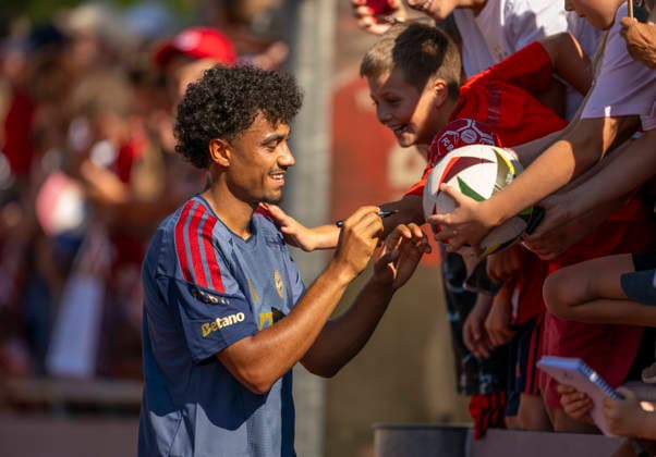 28.07.2026, Fussball Bundesliga 2026 2027, Trainingslager FC Bayern München in Rottach-Egern am Tegernsee (Bayern). Nach dem Training steht Neuzugang Nathaniel Brown (Bayern München) noch für die Fans für Autogramme und Selfies zur Verfügung. *** July 28, 2026, 2026–2027 Bundesliga, FC Bayern Munich training camp in Rottach-Egern on Lake Tegernsee, Bavaria. After practice, new signing Nathaniel Brown of FC Bayern Munich is still available to fans for autographs and selfies.