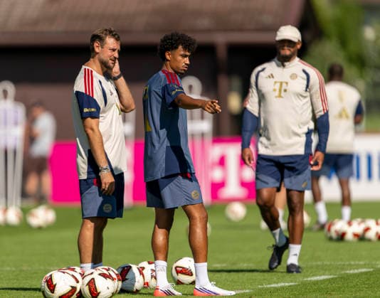 28.07.2026, Fussball Bundesliga 2026 2027, Trainingslager FC Bayern München in Rottach-Egern am Tegernsee (Bayern). mitte: Nathaniel Brown (Bayern München) und Trainer Vincent Kompany (re, FC Bayern München) *** July 28, 2026, 2026–2027 Bundesliga, FC Bayern Munich training camp in Rottach-Egern on Lake Tegernsee, Central Bavaria, Nathaniel Brown, FC Bayern Munich, and coach Vincent Kompany, FC Bayern Munich
