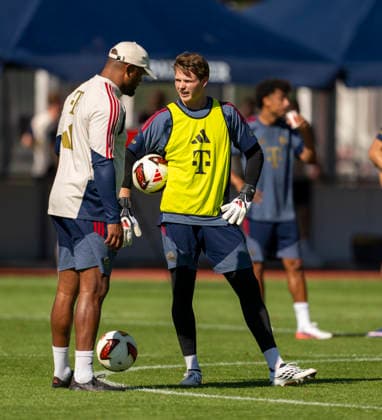 28.07.2026, Fussball Bundesliga 2026 2027, Trainingslager FC Bayern München in Rottach-Egern am Tegernsee (Bayern). v.li: Trainer Vincent Kompany (FC Bayern München) mit Torwart Jonas Urbig (FC Bayern München) *** July 28, 2026, 2026–2027 Bundesliga, FC Bayern Munich training camp in Rottach-Egern on Lake Tegernsee, Bavaria; from left: Coach Vincent Kompany, FC Bayern Munich with goalkeeper Jonas Urbig, FC Bayern Munich