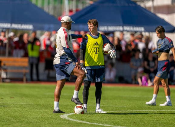 28.07.2026, Fussball Bundesliga 2026 2027, Trainingslager FC Bayern München in Rottach-Egern am Tegernsee (Bayern). v.li: Trainer Vincent Kompany (FC Bayern München) mit Torwart Jonas Urbig (FC Bayern München) *** July 28, 2026, 2026–2027 Bundesliga, FC Bayern Munich training camp in Rottach-Egern on Lake Tegernsee, Bavaria; from left: Coach Vincent Kompany, FC Bayern Munich with goalkeeper Jonas Urbig, FC Bayern Munich