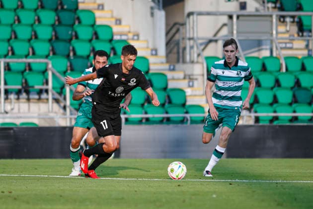Maxence Carlier and Matthew Healy seen during UEFA Champions League second round qualifying game between teams of Shamrock Rovers and FC Ararat-Armenia (Maria Eduarda Lopes Sebold Ball Raw Images) Dublin Tallaght Stadium Ireland Copyright: xMariaxEduardaxLopesxSeboldx maria_eduarda_lopes_shamrock_arat_2627-24