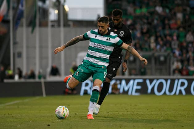 Junior Julio and Lee Grace seen during UEFA Champions League second round qualifying game between teams of Shamrock Rovers and FC Ararat-Armenia (Maria Eduarda Lopes Sebold Ball Raw Images) Dublin Tallaght Stadium Ireland Copyright: xMariaxEduardaxLopesxSeboldx maria_eduarda_lopes_shamrock_arat_2627-38
