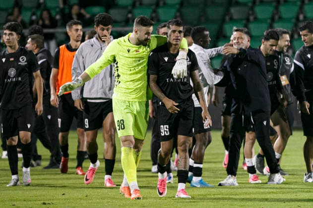 Joao Bravim and Carlos Franca seen during UEFA Champions League second round qualifying game between teams of Shamrock Rovers and FC Ararat-Armenia (Maria Eduarda Lopes Sebold Ball Raw Images) Dublin Tallaght Stadium Ireland Copyright: xMariaxEduardaxLopesxSeboldx maria_eduarda_lopes_shamrock_arat_2627-87