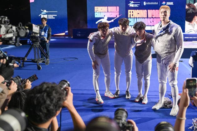 Fechten, WM in Hongkong #2 HONG KONG, CHINA - JULY 28: Cheung Ka Long (R) and Choi Chun Yin of Team Hong Kong China acknowledge the crowd after losing to Italy in the Men s Foil Team Final at the AsiaWorld-Expo on July 28, 2026 in Hong Kong, China. Italy defeated Hong Kong China 45-44 to win the gold medal at the 2026 Fencing World Championships.  Copyright: xChinaxNewsxServicex 111656900359