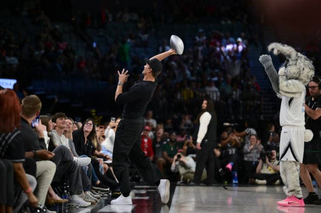 Basketball, Frauen, WNBA, Las Vegas Aces - Portland Fire July 28, 2026, Las Vegas, Nevada, USA: TOM BRADY throwing the ball to the fans during WNBA, Basketball Damen, USA Regular Season at the Michelob Ultra Arena in Las Vegas. WNBA 2026: Las Vegas Aces Leading Over Porland Fire 53-37 In The Half Time  - ZUMAo117 20260728_zsp_o117_004 Copyright: xMikaelxOnax