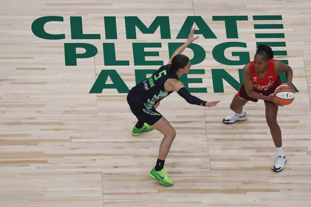 July 28, 2026, Seattle, Washington, USA: Indiana Fever guard KELSEY MITCHELL (0) controls the ball while defended by Seattle Storm guard JADE MELBOURNE (5) in the first quarter of the WNBA, Basketball Damen, USA match between the Seattle Storm and Indiana Fever at Climate Pledge Arena in Seattle. Seattle USA - ZUMAd218 20260728_zsp_d218_014 Copyright: xRichardxDizonx